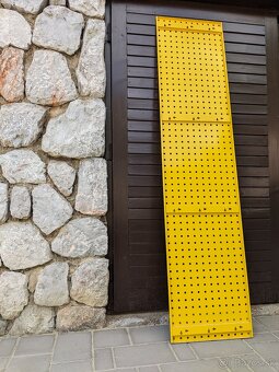 Dierovaný plech závesný systém - 3