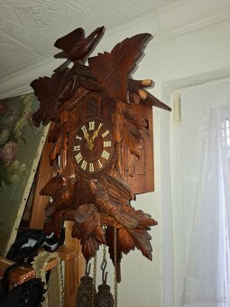 Predám funkčné starožitné kukučkové hodiny drevorezba 50cm x - 3