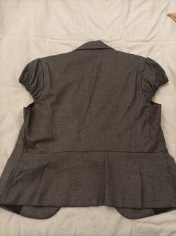 Šedí, lesklý dámsky kostým - 3