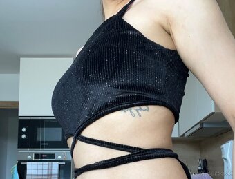 Missguided čierny trblietavý crop top so zaväzovaním - 3