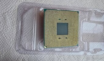 AMD Ryzen 3 2200G - 3