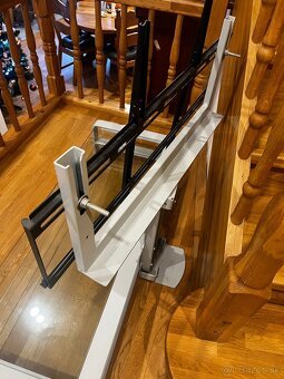 Otočný TV stojan s držiakom a sklenenými policami - 3