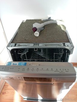 Umývačka riadu elektrolux - 3