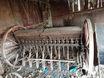 Staré pluhy,brány,sejačka,valec... - 3