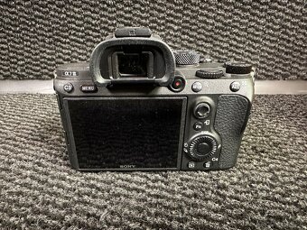 Sony A7III + Príslušenstvo(Objektívy, Kapsa, SD...) - 3