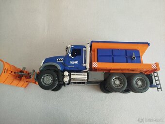 Bruder cestárske auto. - 3