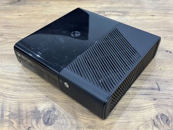 Samostatná herná konzola XBOX 360E 4GB na opravu / diely - 3