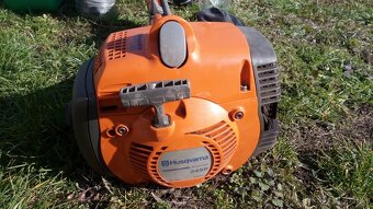 Predám krovinorez Husquarna 345R X series 2kW - 3