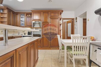 PREDAJ : REZERVOVANÉ - 4 izb. Rodinný dom 185 m2, kompletná - 3