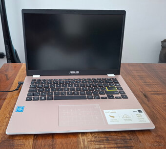 Predam notebook Asus VivoBook - 3