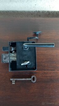 Starožitný masívny zámok - 3