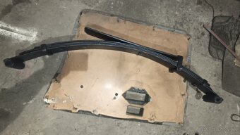 Listové pero Mitsubishi Pajero Mk1 - 3