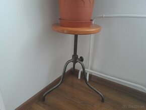 Industriálna stolička ako stojan na kvety. - 3