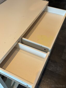 Stolík Ikea Micke - 3