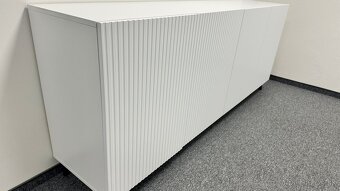 Biela komoda, dvierka maju zaujímavú štruktúru. - 3