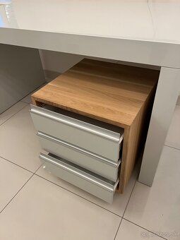 Novy leskly stol plus kontajner - 3