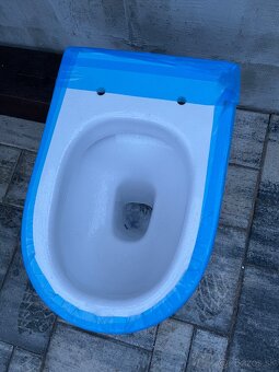 Závesné WC značky Roca - 3