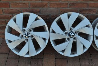 5x112 R17 Hlinikove disky Original VW Golf 8 - 3