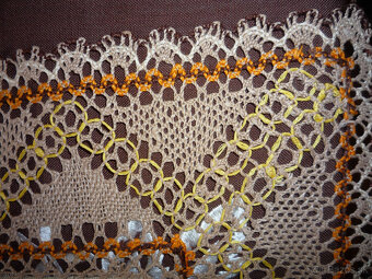 Obrus ozdobený paličkovanou čipkou + výšivka RICHELIEU - 3