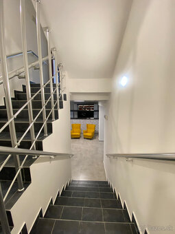 Na prenájom väčší obchodný priestor 230 m² v suteréne v širš - 3