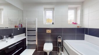 Prerobený rodinný dom na veľkom tichom pozemku v obci Pruské - 3