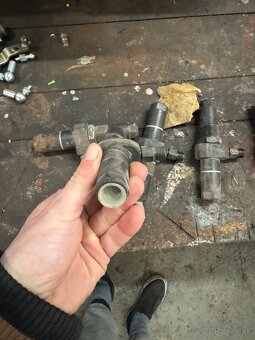 Predám držiaky trysiek na zetor 25 - 3