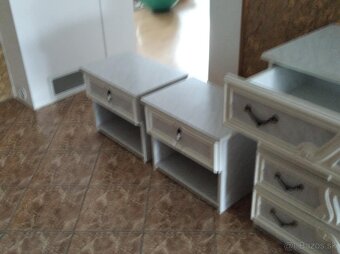 Nábytok do spálne- posteľ, komoda, nočné stolíky - 3