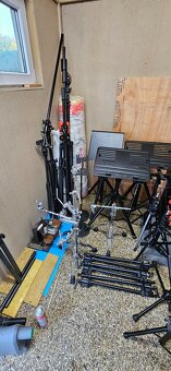 Stojany na mikrofóny, svetla, mix pulty, noty atď. - 3