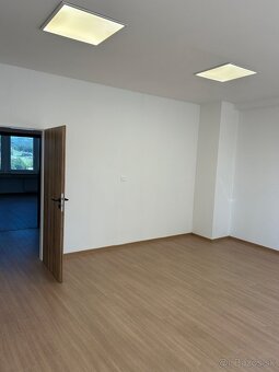 Kancelárie (31m2) blízko centra s parkovaním - 3