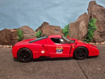 Prodám model 1:18 Ferrari Enzo - 3