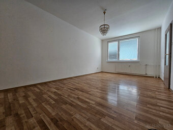 Ponúkam Vám na predaj veľkometrážny 3-izbový byt s balkónom. - 3