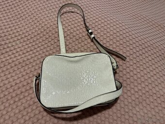 Guess biela leskla kabelka - 3