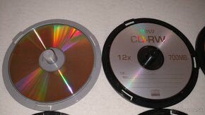 Predám prázdne CD/DVD/Blu-Ray médiá v cake-boxoch. 90 diskov - 3