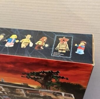 LEGO Stranger Things 75810 Upside Down - 3