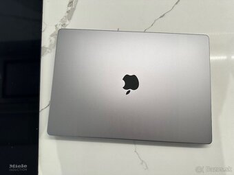 Apple MacBook Pro 16" Apple M2 MAX 32GB RAM 2TB SSD - 3