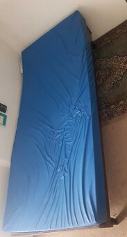 stôl, stolík, posteľ , plyšový koberec-behúň, lampa - 3