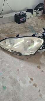 Zadné a hmlové svetlá z Toyoty Avensis Verso - 3