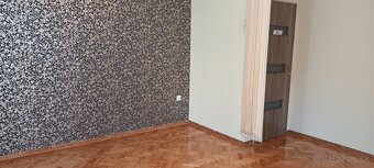 Salón pre nechtárku alebo kozmetičku, parkovanie pred domom - 3