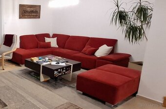 Bordová sedacia suprava s taburetkou v tvare L - 3