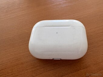 Nabíjacie púzdro a pravé slúchadlo AirPods Pro 2 - 3