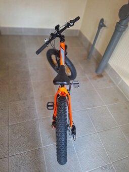Predám detský bicykel 20kola Specialized Fatbaik cerveny - 3