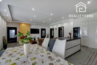 Na predaj 4- izbový rodinný dom s dvojgarážou a záhradným do - 3