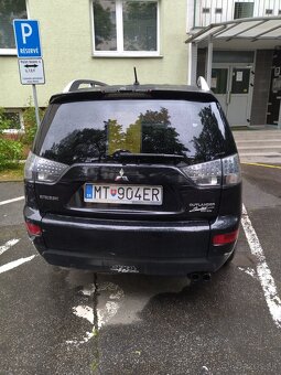 Predám Mitsubishi Outlander 2.0 DI-D,7miestny,čierna metalíz - 3