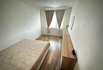 posteľ, mikrovlnka, dvere - 3