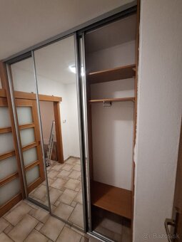 Predam vstavanu satnikovu skrinu - 3