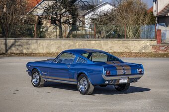 Ford Mustang Fastback - 3
