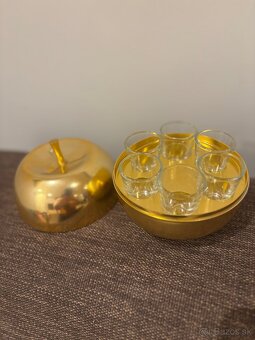 Staré retro jablko so sklenenými pohárikmi - 3