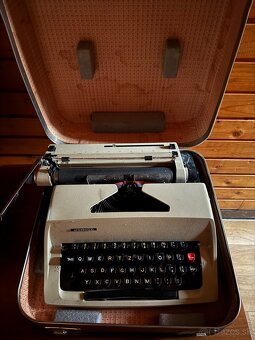 Starožitný kufor a písací stroj - 3