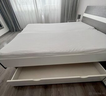 Manželská posteľ s nočnými stolíkmi - 3