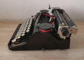 Starožitný písací stroj Underwood Universal z roku 1934 - 3